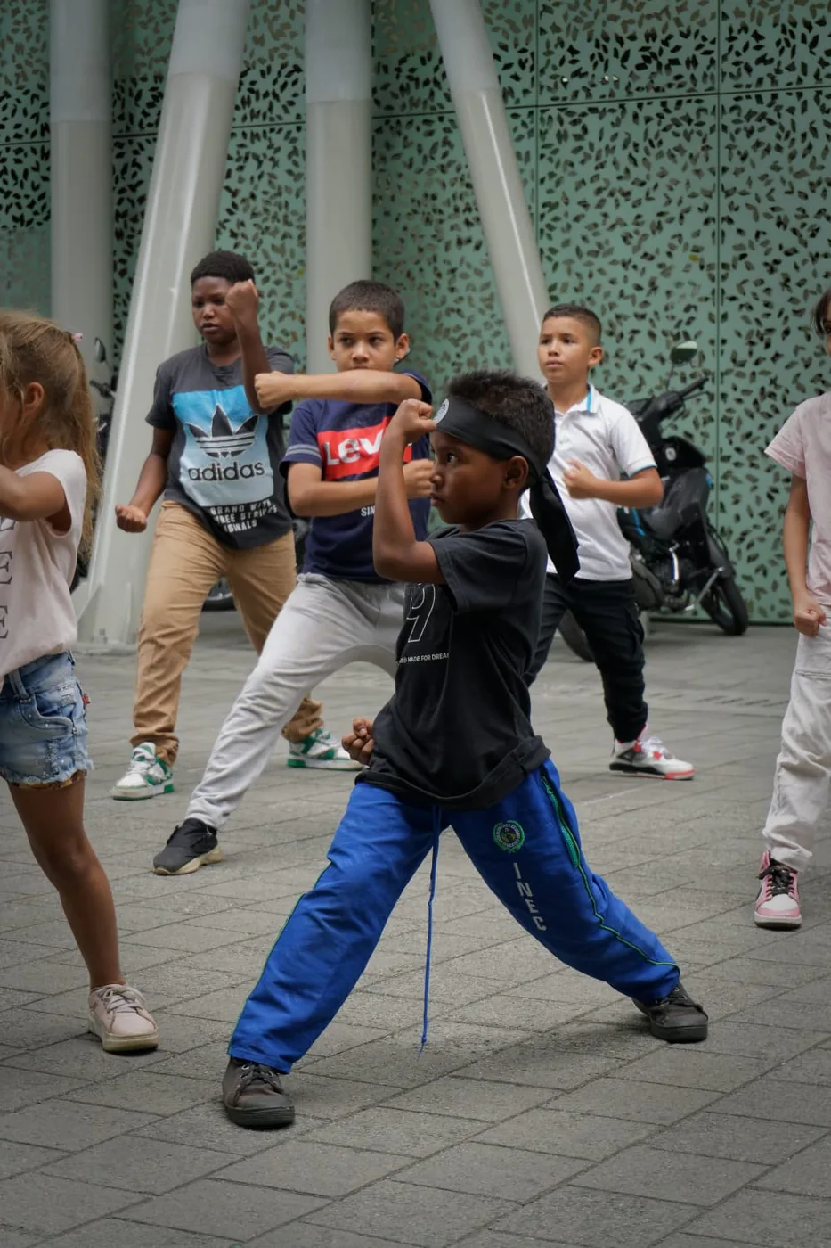 Niño practicando